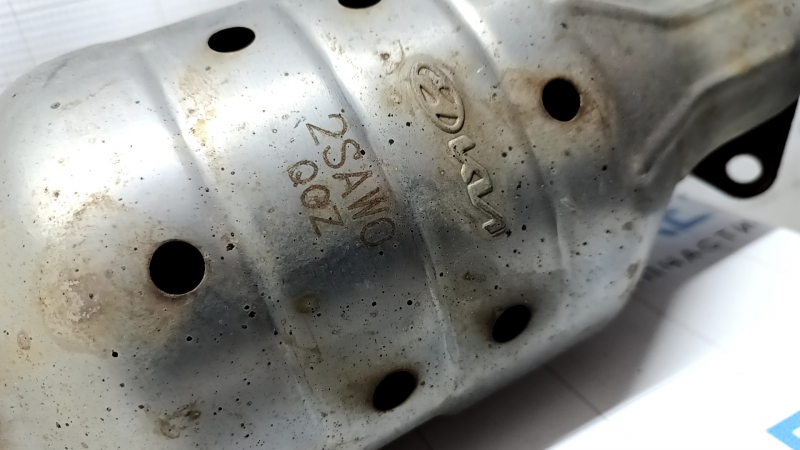 The exhaust route, the middle part with the catalytic converter of Hyundai Santa FE 21-23 2.5, is crushed, the stud is sawed off