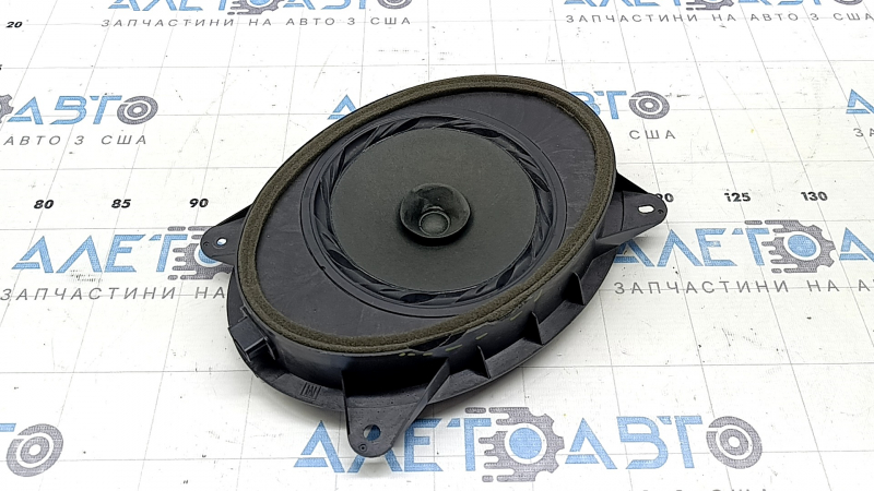 The front right door speaker of the Subaru Forester 14-18 SJ is dented, there is a chip on the housing