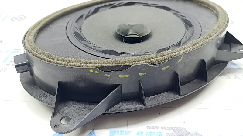 The front right door speaker of the Subaru Forester 14-18 SJ is dented, there is a chip on the housing