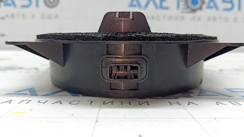 The front left door speaker of the Subaru Forester 14-18 SJ is dented, there is a chip on the housing