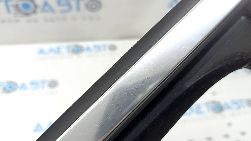 Upper rear right door molding Mercedes X167 GLS 450 20-26 chrome with glass seal, scratches