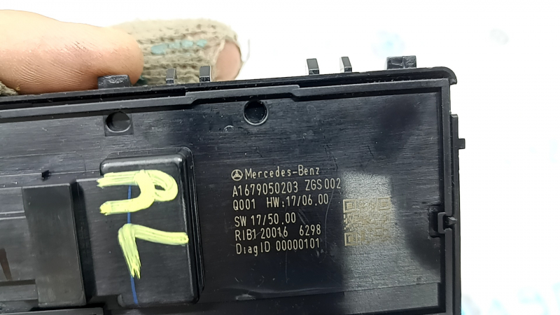 Button for folding the 2nd row of seats, left, Mercedes X167 GLS 450 20-26