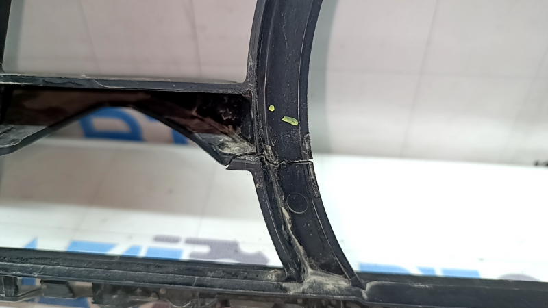 Lower grille of the front bumper BMW X5 G05 19-23 under the radar, cracks, missing fragments