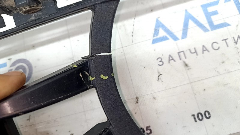 Lower grille of the front bumper BMW X5 G05 19-23 under the radar, cracks, missing fragments