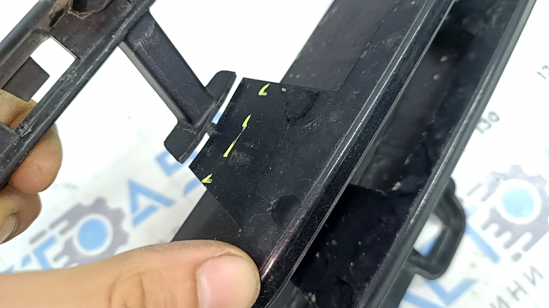 Lower grille of the front bumper BMW X5 G05 19-23 under the radar, cracks, missing fragments