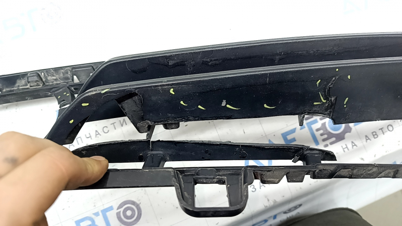 Lower grille of the front bumper BMW X5 G05 19-23 under the radar, cracks, missing fragments