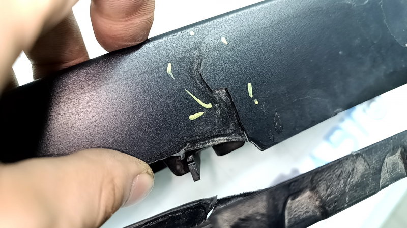 Lower grille of the front bumper BMW X5 G05 19-23 under the radar, cracks, missing fragments