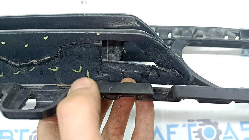 Lower grille of the front bumper BMW X5 G05 19-23 under the radar, cracks, missing fragments