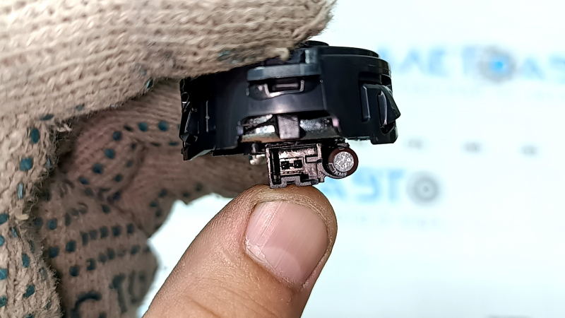 The rear left door tweeter of Mercedes X167 GLS 450 580 20-26 Burmester has a broken connector mount