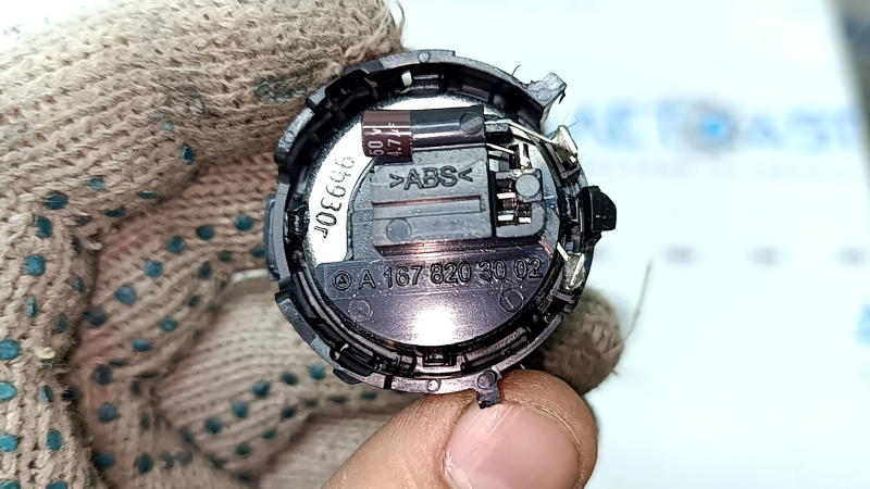 The rear left door tweeter of Mercedes X167 GLS 450 580 20-26 Burmester has a broken connector mount