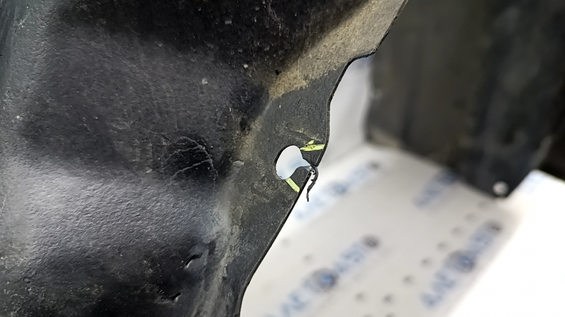 Front left fender liner Toyota Camry v55 15-17 usa, fastener is torn