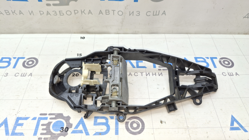 The mechanism of the rear left door handle of BMW 3 G20 19-26 for keyless operation, the handle mount is missing
