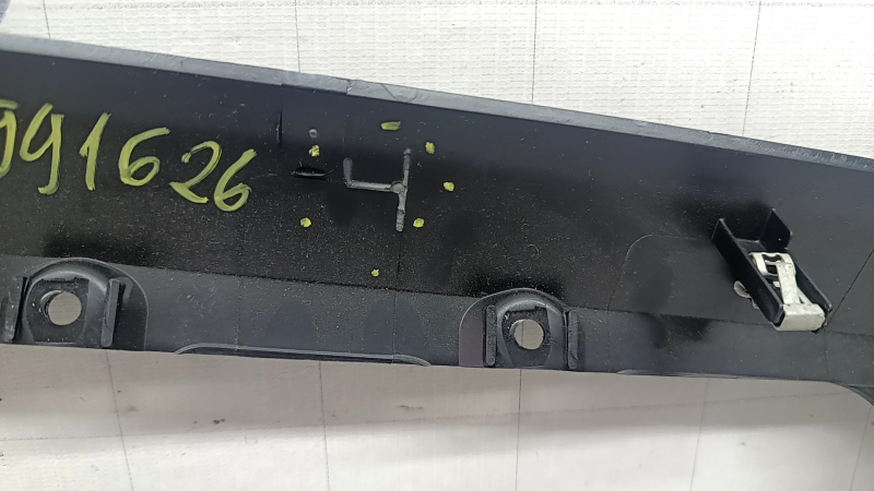 The front panel trim of the driver's footwell of the Alfa Romeo Giulia 17-24 has broken fasteners