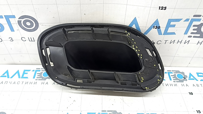 The lower right rear bumper trim of the Mercedes X167 GLS 450 20-26 is broken and cracked
