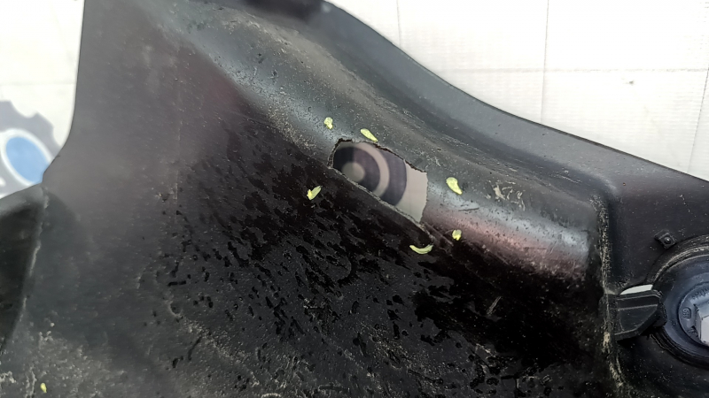 Front right underbody protection Audi A4 B8 08-16, cracks, missing fragment