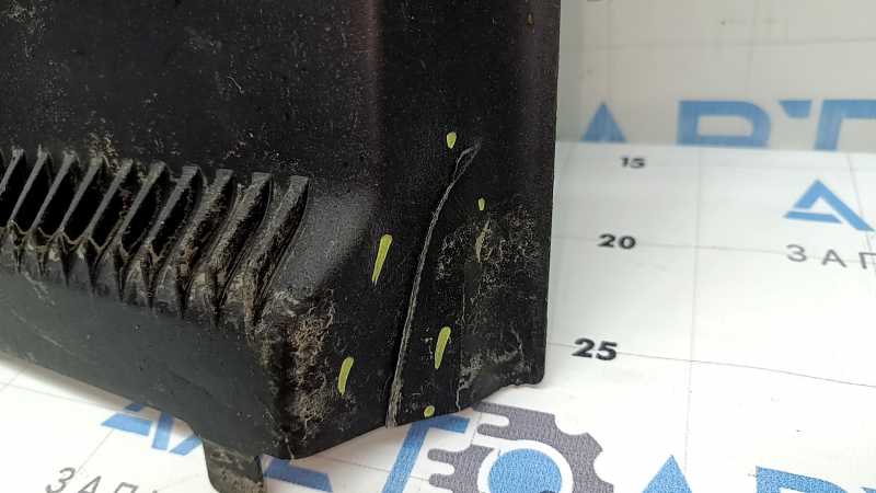Front right underbody protection Audi A4 B8 08-16, cracks, missing fragment