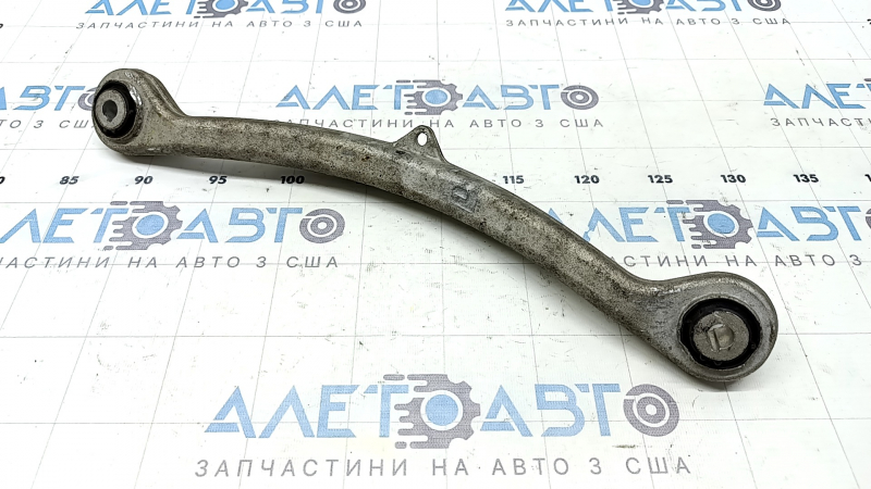 The longitudinal rear right arm of Mercedes X167 GLS 450 580 20-26 has a torn silent block, the silent block is crushed