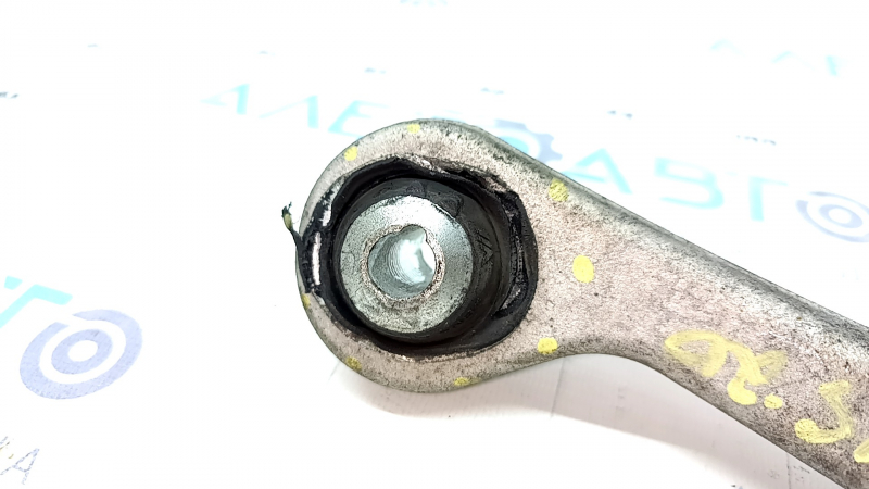 The longitudinal rear right arm of Mercedes X167 GLS 450 580 20-26 has a torn silent block, the silent block is crushed