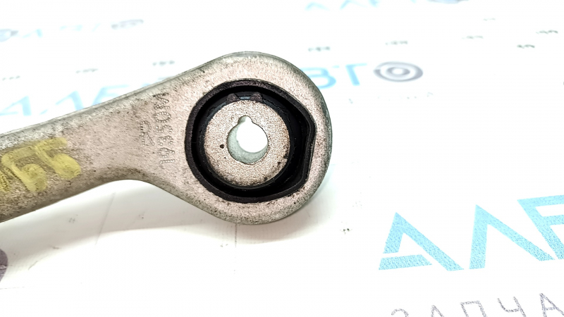 The longitudinal rear right arm of Mercedes X167 GLS 450 580 20-26 has a torn silent block, the silent block is crushed