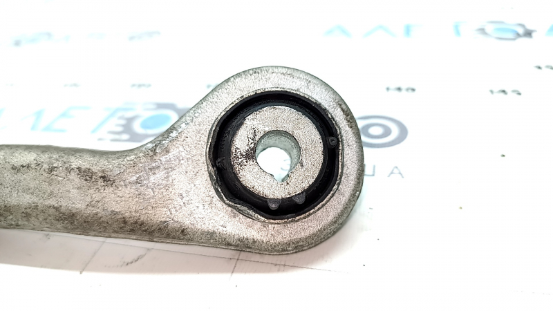 The longitudinal rear right arm of Mercedes X167 GLS 450 580 20-26 has a torn silent block, the silent block is crushed
