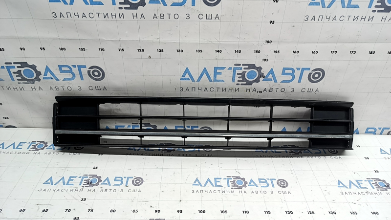 The central grille of the front bumper of the VW Passat b8 16-19 USA is chrome, cracked, fragments are missing