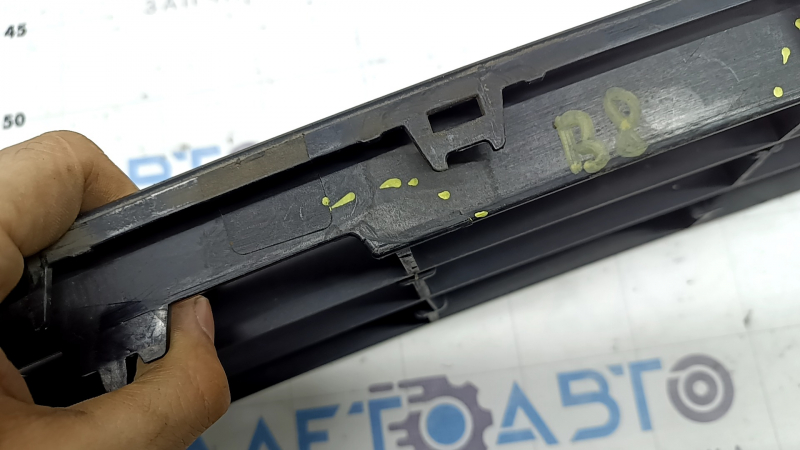 The central grille of the front bumper of the VW Passat b8 16-19 USA is chrome, cracked, fragments are missing