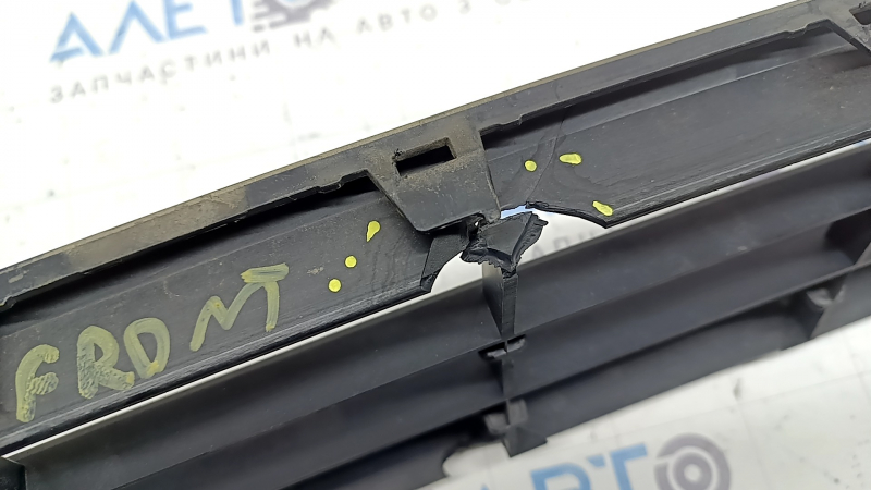 The central grille of the front bumper of the VW Passat b8 16-19 USA is chrome, cracked, fragments are missing