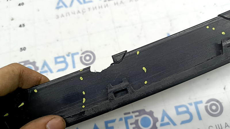 The central grille of the front bumper of the VW Passat b8 16-19 USA is chrome, cracked, fragments are missing