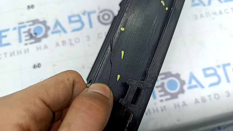 The central grille of the front bumper of the VW Passat b8 16-19 USA is chrome, cracked, fragments are missing
