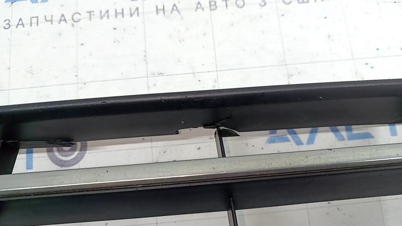 The central grille of the front bumper of the VW Passat b8 16-19 USA is chrome, cracked, fragments are missing