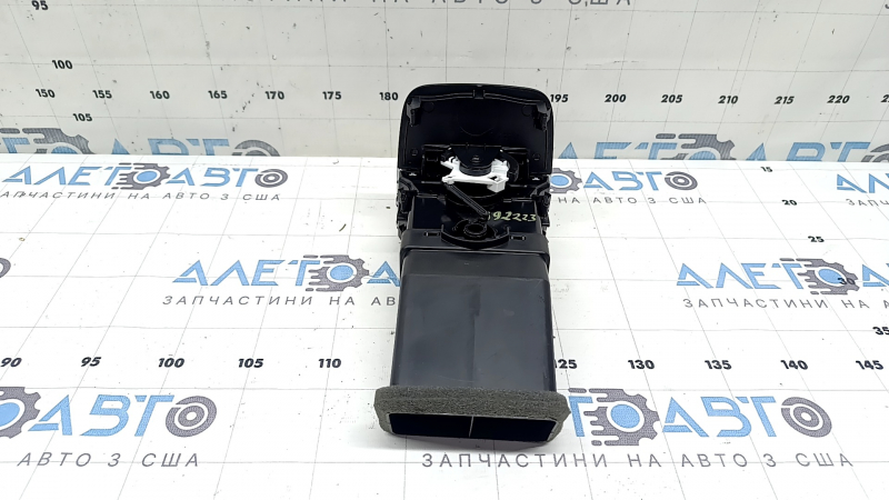 Air duct deflector for the center console of the Audi A3 8V 15-20, black with chrome, scratches