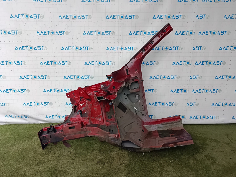 The front right quarter of the VW Tiguan 18-24 was sawed off, red