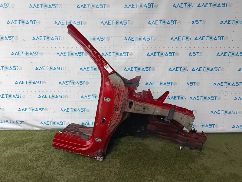 The front right quarter of the VW Tiguan 18-24 was sawed off, red