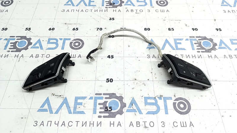 The control buttons on the steering wheel of the Audi A3 8V 17-20 have a cracked connector, the connector of the left buttons has come loose