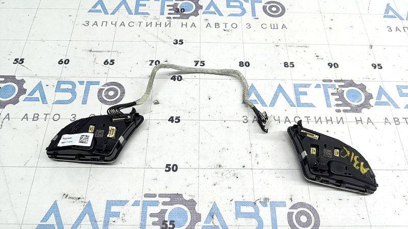 The control buttons on the steering wheel of the Audi A3 8V 17-20 have a cracked connector, the connector of the left buttons has come loose