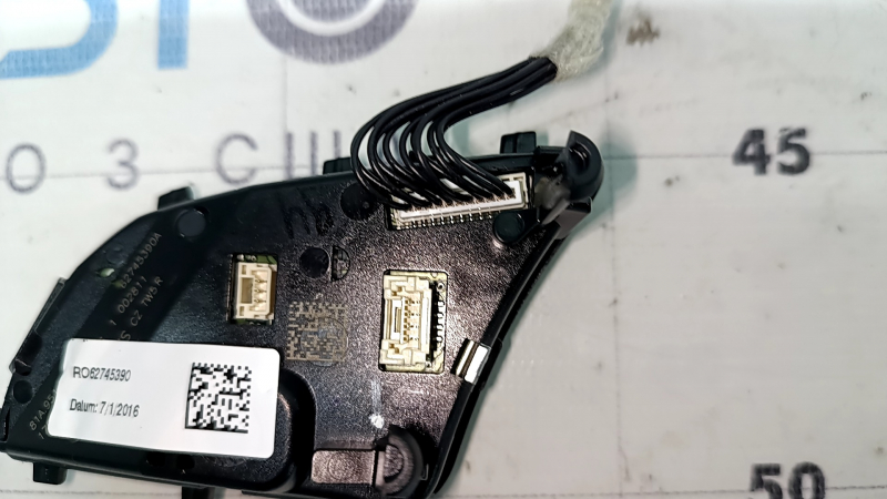 The control buttons on the steering wheel of the Audi A3 8V 17-20 have a cracked connector, the connector of the left buttons has come loose