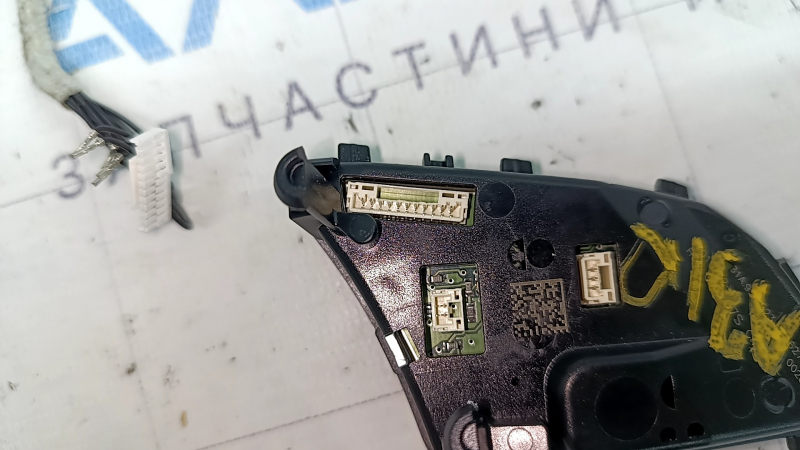 The control buttons on the steering wheel of the Audi A3 8V 17-20 have a cracked connector, the connector of the left buttons has come loose