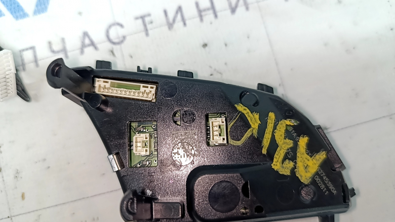 The control buttons on the steering wheel of the Audi A3 8V 17-20 have a cracked connector, the connector of the left buttons has come loose