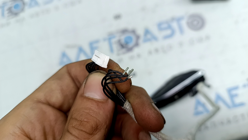 The control buttons on the steering wheel of the Audi A3 8V 17-20 have a cracked connector, the connector of the left buttons has come loose