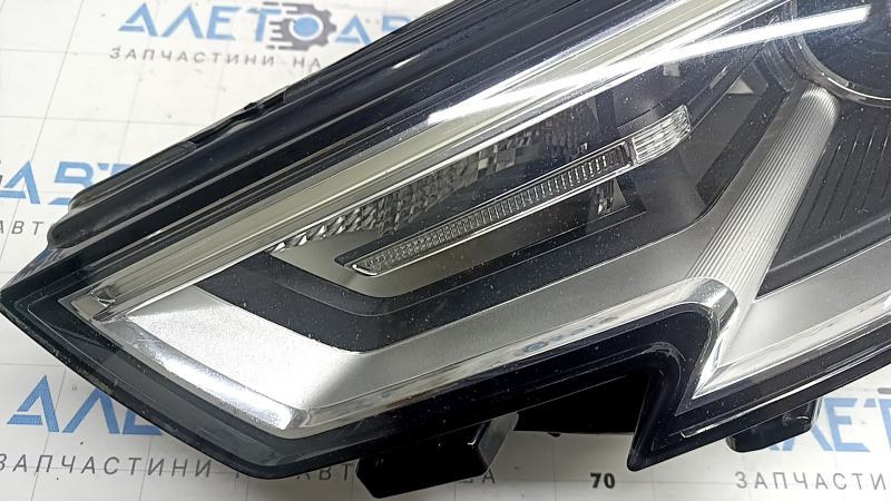 Front left headlight assembly Audi A3 8V 17-20 xenon hid with lower mount, polishable, scratches, yellowing DRL