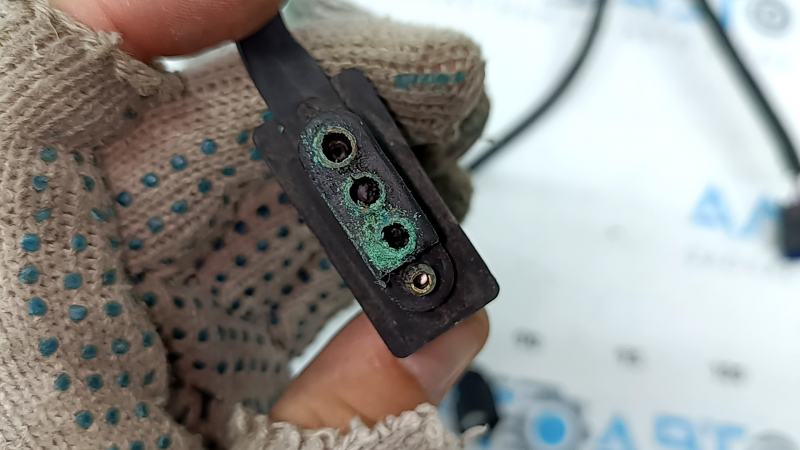 Ford Escape MK3 17-19 rear bumper wiring, rest for 6 parking sensors, for towbar and foot-operated trunk opening sensor, towbar connector is oxidized