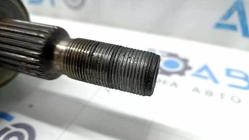 Front right half shaft of Ford Escape MK3 13-19 2.0T AWD is rusty, threads are stripped