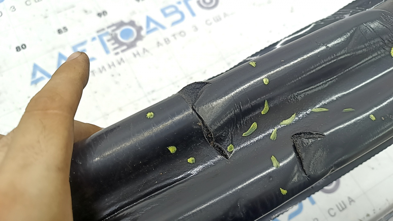 The door-wing seal on the left BMW X7 G07 19-26 is torn