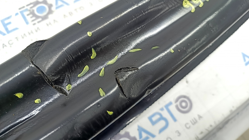 The door-wing seal on the left BMW X7 G07 19-26 is torn