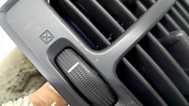 Ford Escape MK3 13-19 center console air vent deflector black, dent, scratch