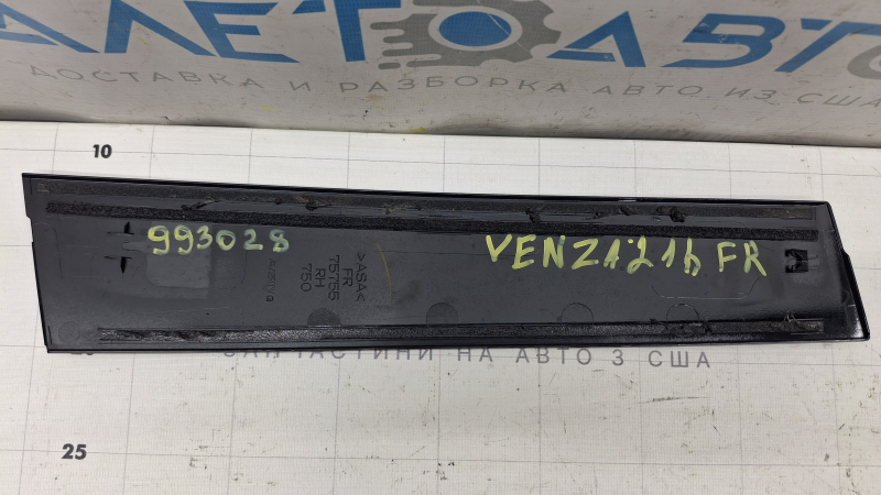 Side door trim, front right Toyota Venza 21-24, broken fastening, scratches