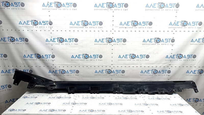 Right threshold BMW X7 G07 19-26 black, scratches, cracks, dented