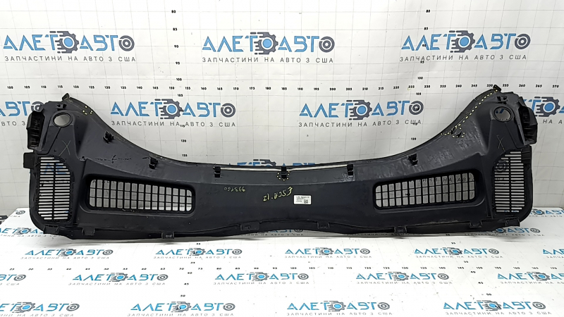 Windscreen wiper grille plastic Ford Escape MK3 13-19 broken fasteners, cracked seal