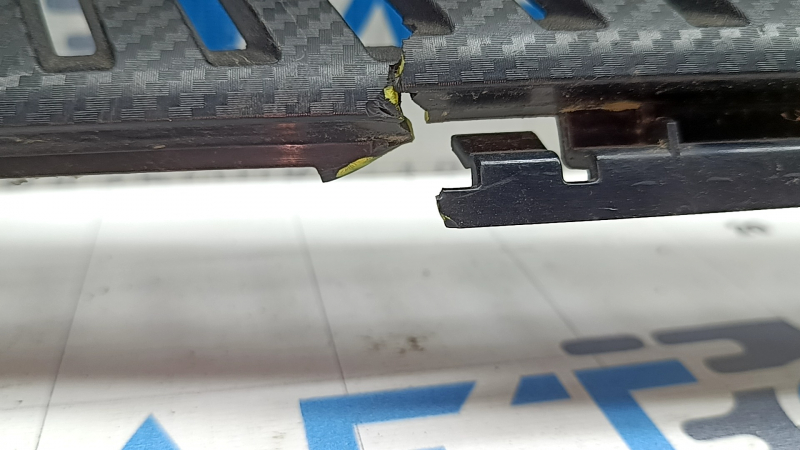 The upper grille of the front bumper of the Chevrolet Equinox EV 24-26 is broken in half, there is no fragment, there is a crack