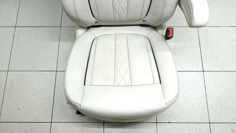 Seat 2nd row right BMW X7 G07 19-25 with airbag, electric, heated, for 6 seats, Vernasca leather, Elfenbein-Weiss, for dry cleaning, tears in the rear lower trim